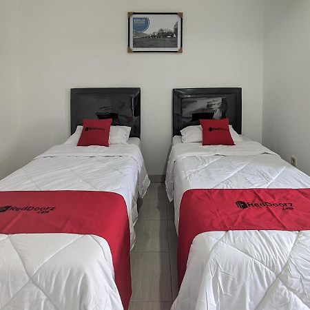 RedDoorz Syariah near Jalan Caman Raya Bekasi Hotel Bagian luar foto